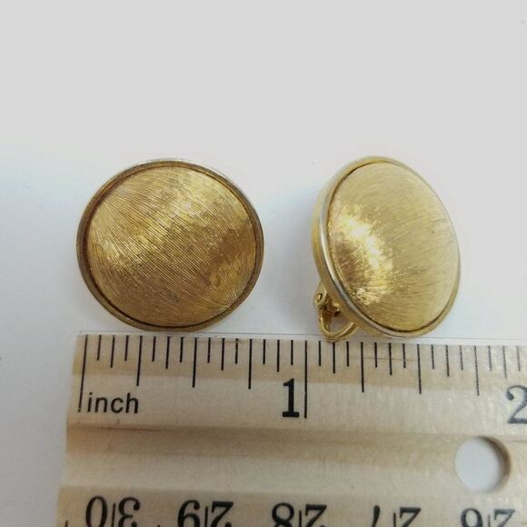 Vintage Textured Gold Tone Dome Shape Clip On Earrings, Classic Retro Style - Picture 4 of 6